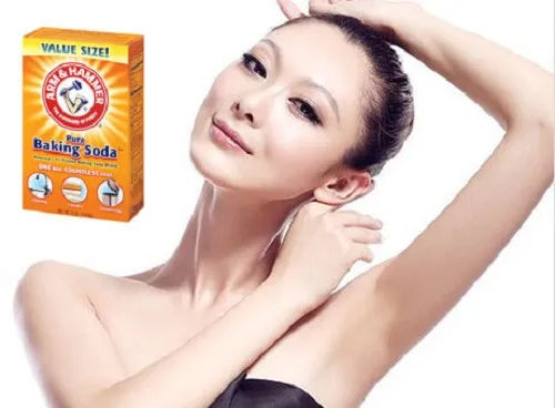 Bột Baking Soda được chuẩn bị để tẩy lông nách, minh họa cách triệt lông nách tại nhà bằng nguyên liệu tự nhiên.