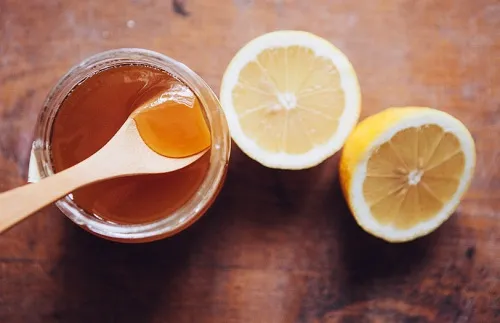 Mật ong được sử dụng làm sáp wax tẩy lông nách, minh họa cách tẩy lông nách tại nhà bằng mật ong tự nhiên.