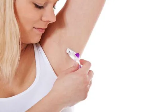 Người phụ nữ đang cạo lông nách, minh họa cách tẩy lông nách tại nhà nhanh chóng và tiện lợi.