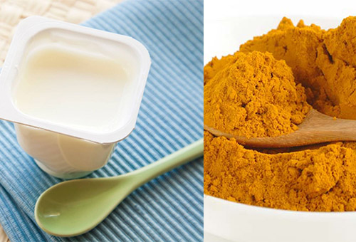 Các nguyên liệu bột nghệ, sữa chua và chanh tươi trên bàn, chuẩn bị cho cách làm đẹp nách tự nhiên