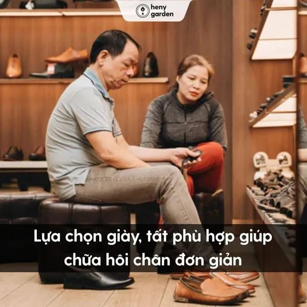 Chọn giày dép vừa vặn, thoáng khí để hạn chế mùi hôi chân tại nhà