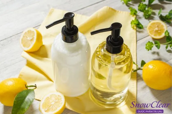 Phương pháp điều trị bị nấm da đầu là gì bằng nước cốt chanh giàu axit citric.