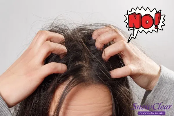 Hạn chế gãi mạnh để tránh làm tổn thương lan rộng và nhiễm trùng thứ cấp.