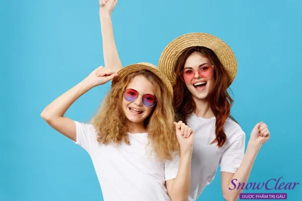 Lây nhiễm chéo qua việc dùng chung lược, mũ, và các vật dụng cá nhân.