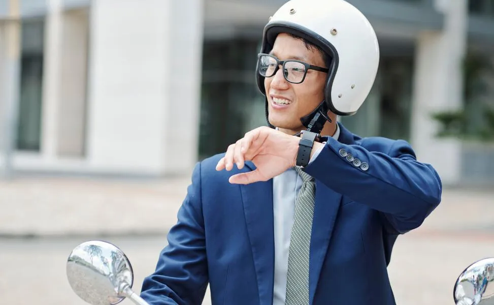 Biện pháp vệ sinh mũ bảo hiểm giúp phòng ngừa tình trạng da đầu bị ngứa chảy nước do ẩm ướt.