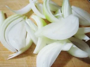 Sử dụng hành tây để khử mùi vecni