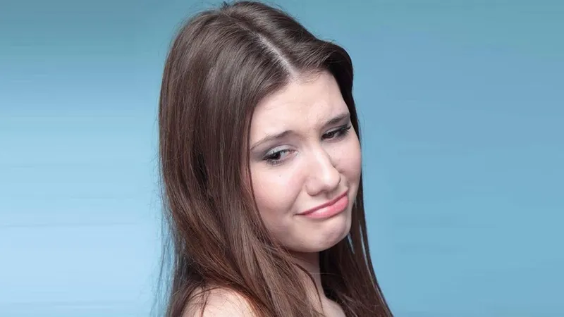 Tình trạng da đầu bị viêm, bong tróc vảy do allintitle:da đầu khô và bệnh lý da liễu