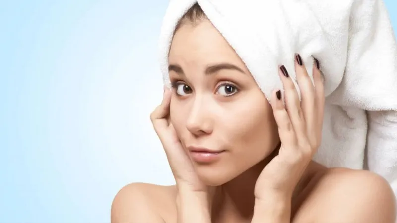 Sử dụng giấm táo tự nhiên giúp cân bằng pH và giảm bong tróc da đầu khô