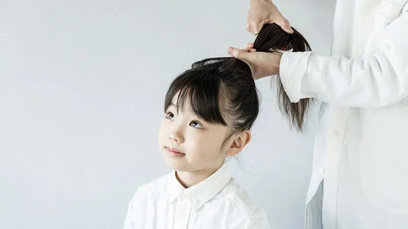 Cha mẹ nhẹ nhàng chải tóc cho trẻ để tránh gây tổn thương nang tóc