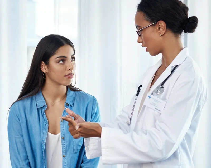 tham khảo ý kiến bác sĩ khi quyết định bổ sung viên uống điều trị rụng tóc thiếu vitamin gì.